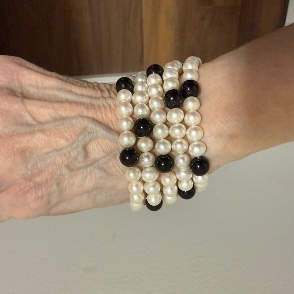 VintageStretch Bracelet with 5 strands of White Pearls & Black Beads. - Picture 4 of 4